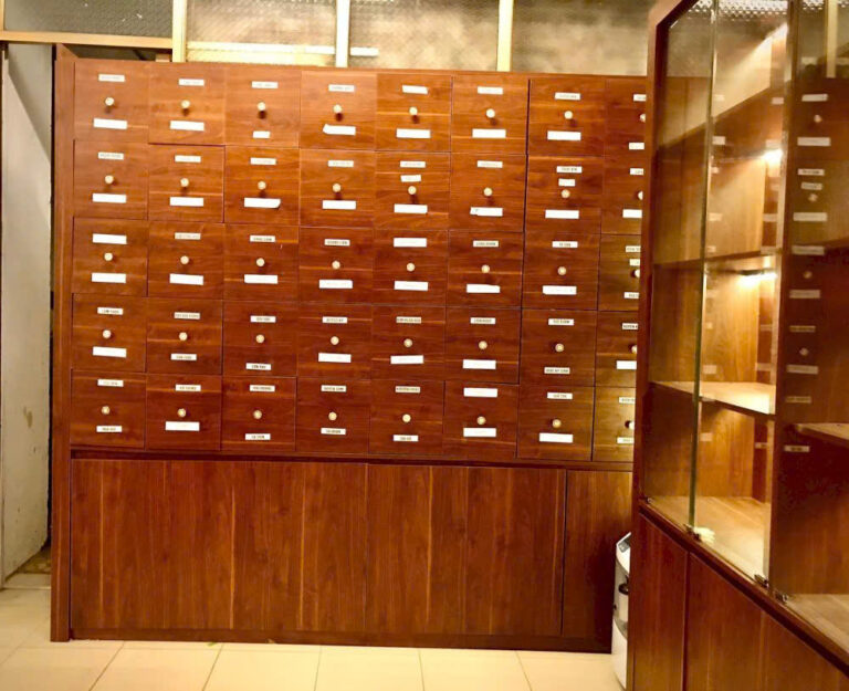 Quầy kệ thuốc